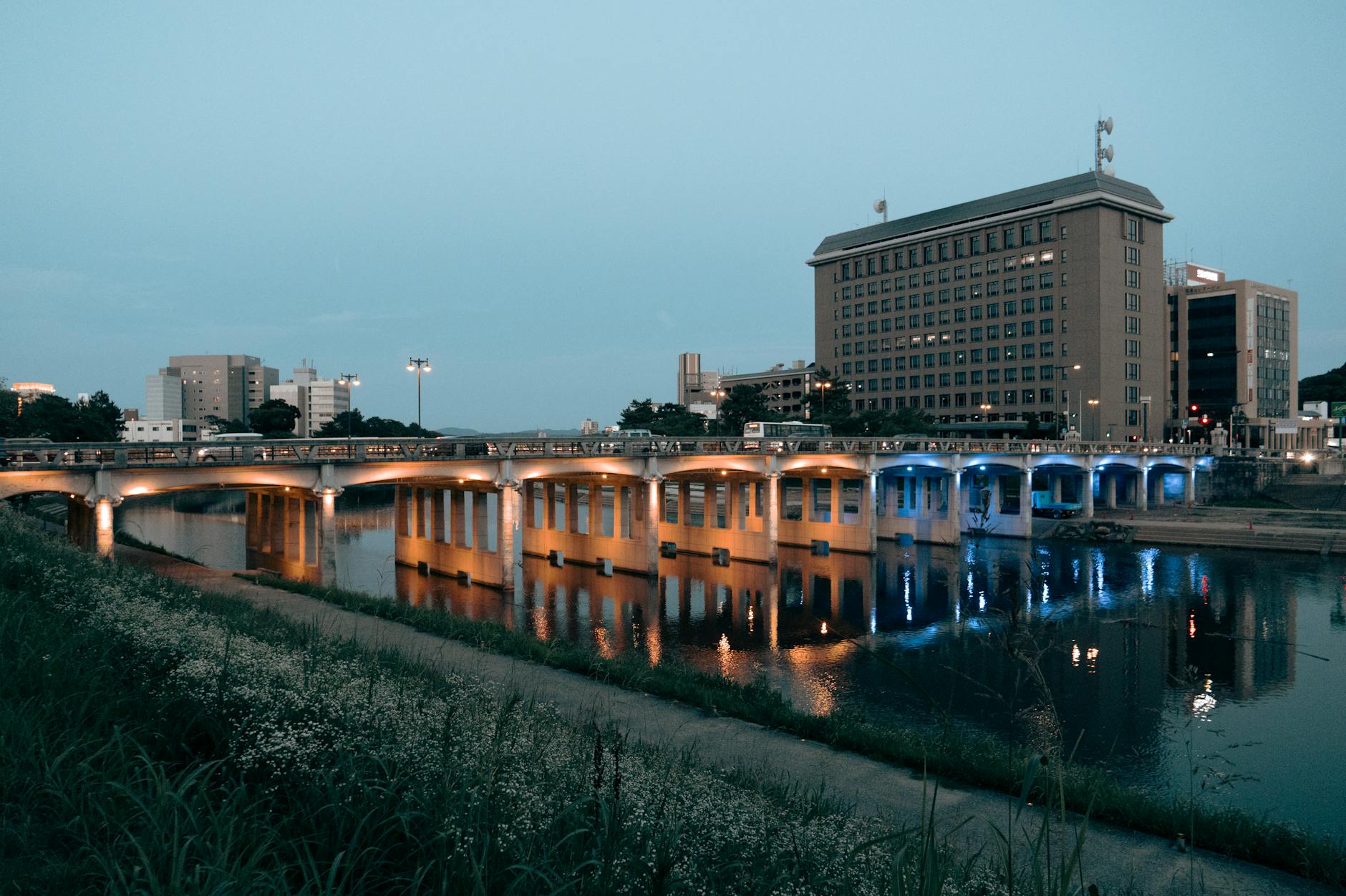 Kostenloses Stock Foto zu bach, beleuchtet, beton