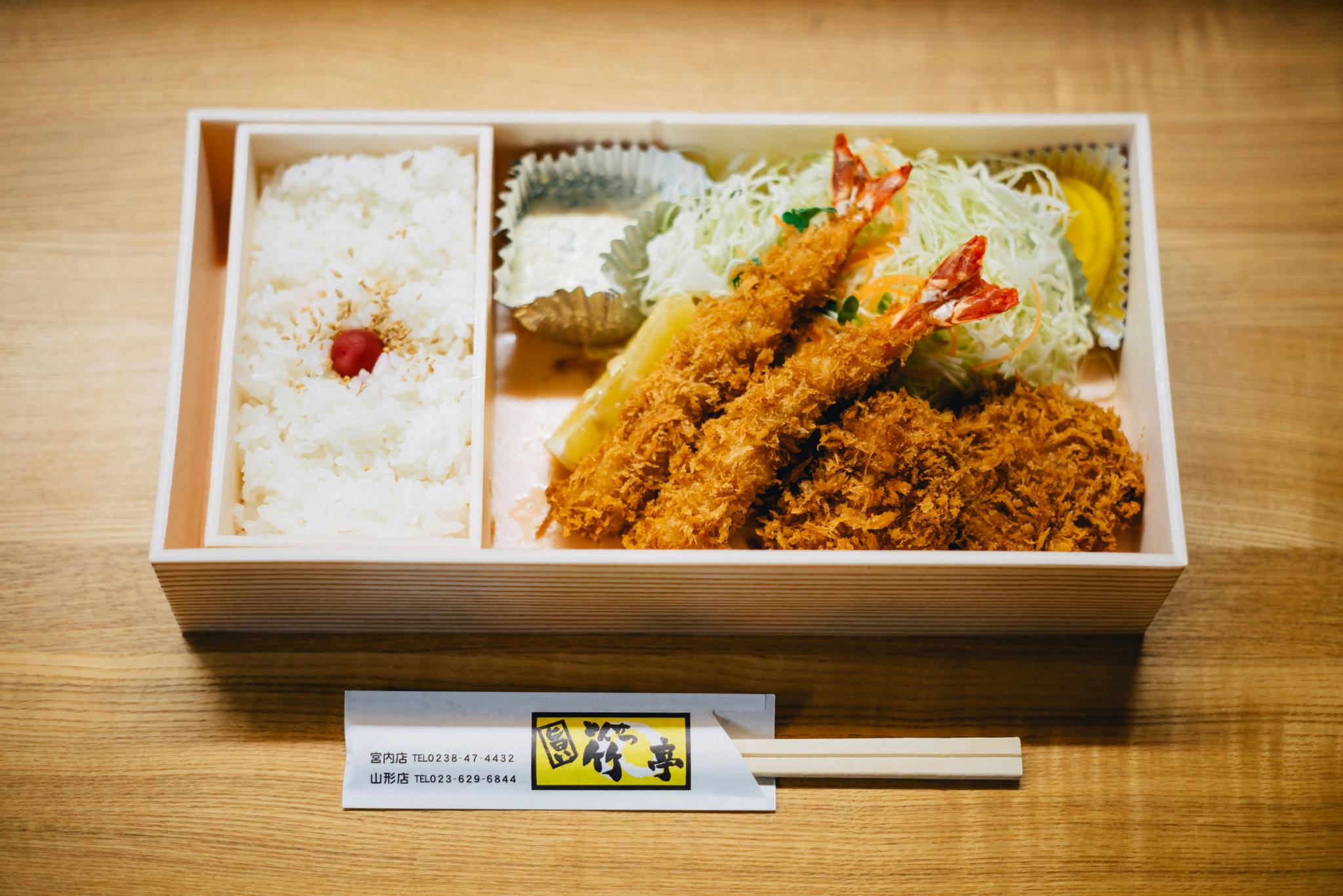 Ebi Tempura Bento Auf Braunem Holztisch