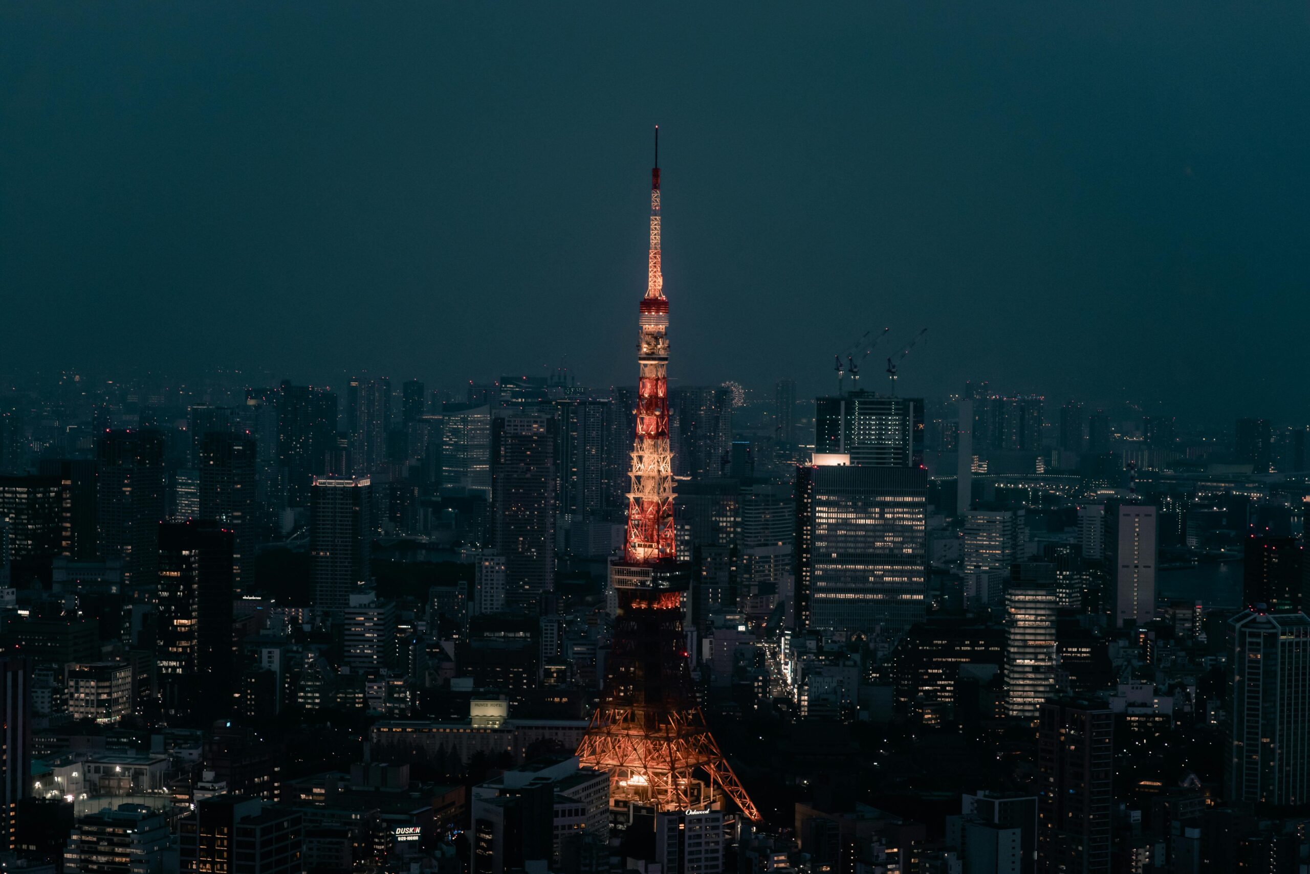 Roter Und Weißer Turm Während Der Nachtzeit