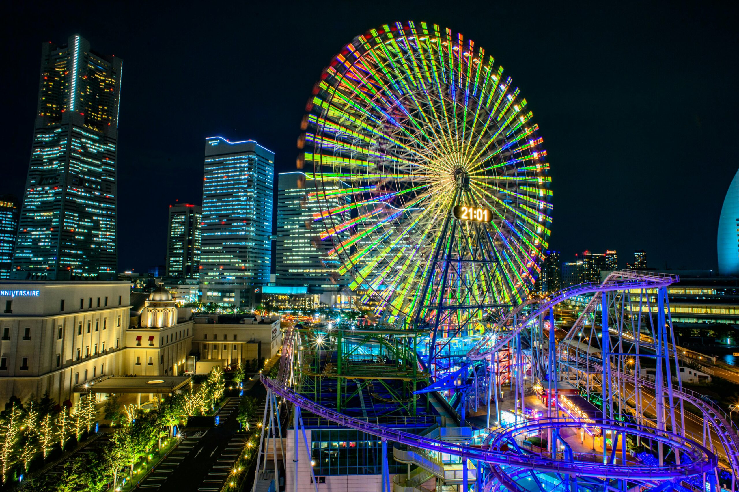 Mehrfarbige Led Leuchten Am Riesenrad Und An Der Achterbahn Während Der Nacht